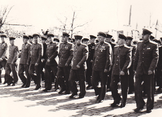 На Першотравневій демонстрації в Полтаві колона військової частини. 1 травня 1952 року. 
