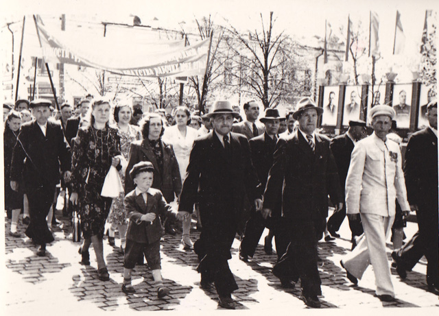 На Першотравневій демонстрації в Полтаві колона робітників і службовців. 1 травня 1952 року.