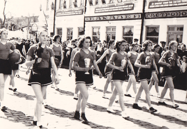 На Першотравневій демонстрації в Полтаві колона спортсменів. 1 травня 1952 року. 