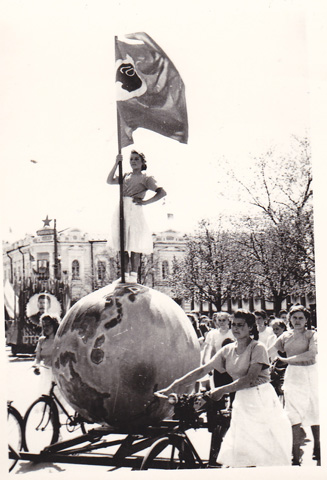На Першотравневій демонстрації в Полтаві колона робітників і службовців. 1 травня 1952 року. 