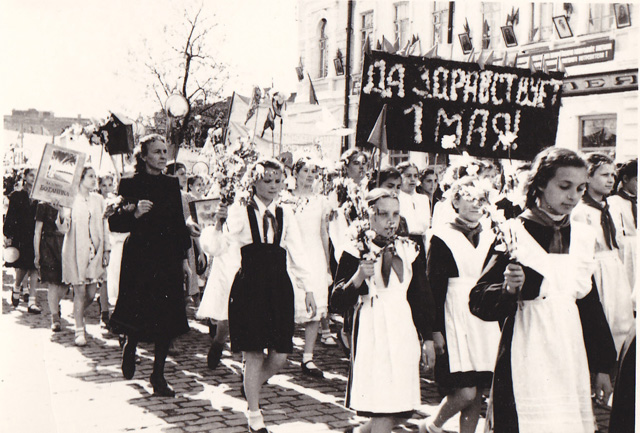 На Першотравневій демонстрації в Полтаві колона школярів. 1 травня 1952 року. 