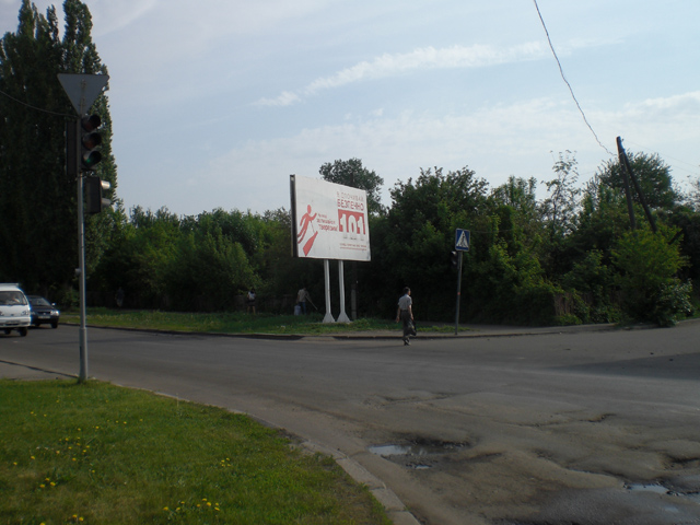 Перекресток улиц Маршала Бирюзова и Тевелева