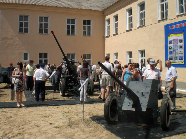 Полтавчане фотографируются рядом с зенитно-артиллерийским вооружением