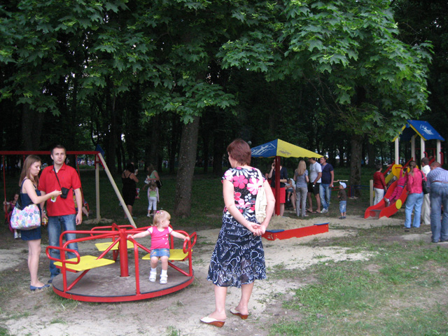 Дитячий майданчик у парку «Перемога» заповнений дітьми