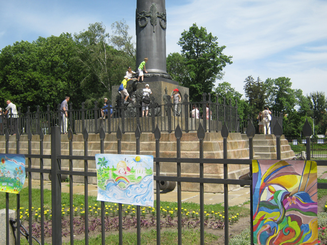 Монумент слави витримає полтавських дітей і День Європи