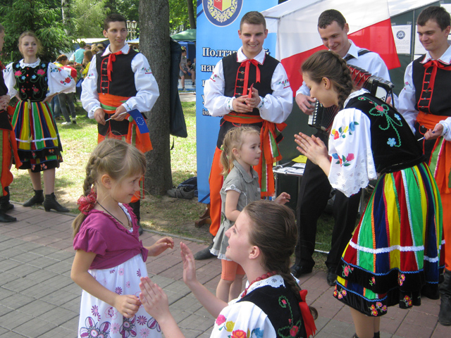 Майбутні педагоги з Полтавського національного педагогічного університету імені В. Г. Короленка танцюють з дітьми
