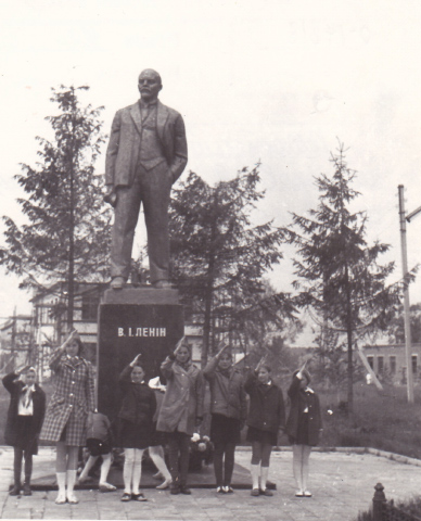 Почетный караул пионеров в день 50-летия пионерской организации у памятника В.И. Ленину. Чернухи. 10 мая 1974 года (автор А. Зинчик)