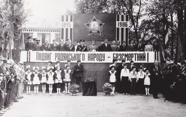 Пионеры на праздновании дня Победы в поселке Градижск. 9 мая 1986 года.
