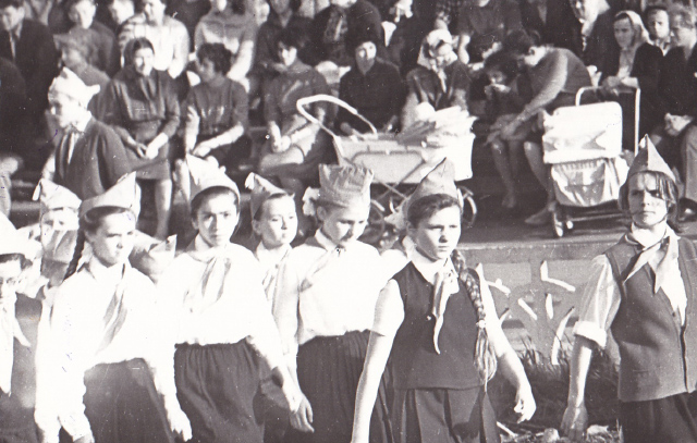 Колонны пионеров во время празднования 20-летия Победы. Полтава. 21 мая 1965 года (автор Пасечник)