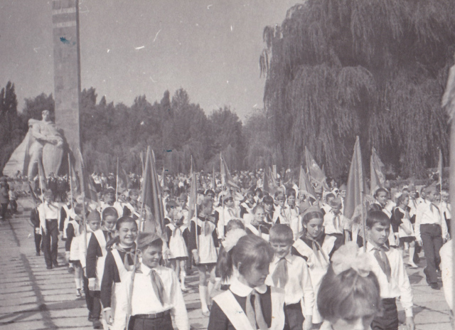 Пионеры у памятника Солдатской славы в день 23 сентября 1973 года – 30-летия освобождения Полтавы (автор В. Безнос)