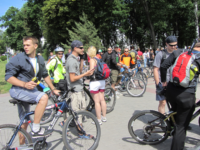 Полтавські велосипедисти чекають на велостарт