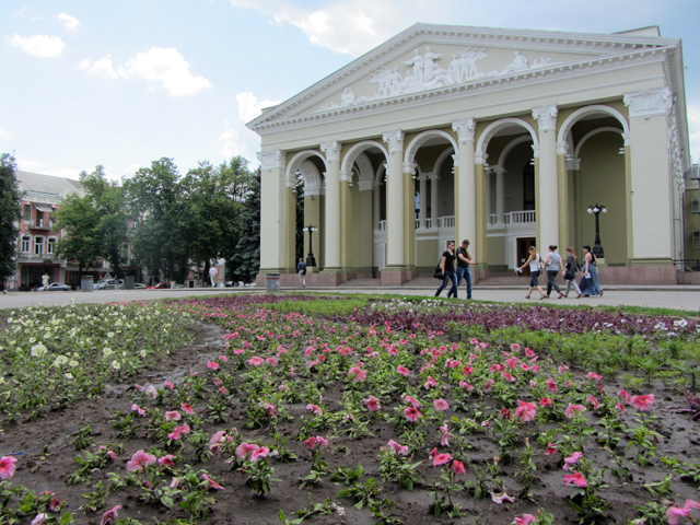 Квіти біля театру імені М. Гоголя. Полтавці не милуються ними, мабуть, через швидкий темп життя…