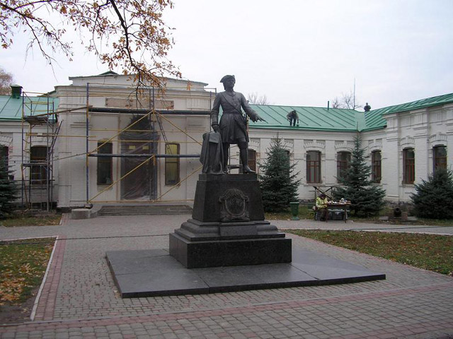 Памятник Петру І перед музеем Полтавской битвы. Полтава