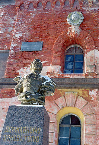 Памятник-бюст Петру Первому Державному основателю в форте Кроншлот