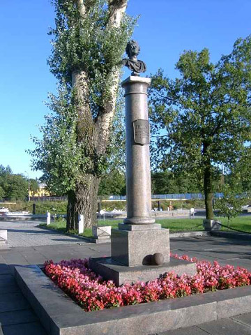 Памятник-бюст Петру Первому на Крестовском острове