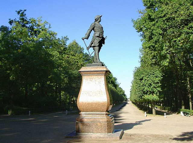 Памятник Петру Первому в Нижнем парке Петергофа