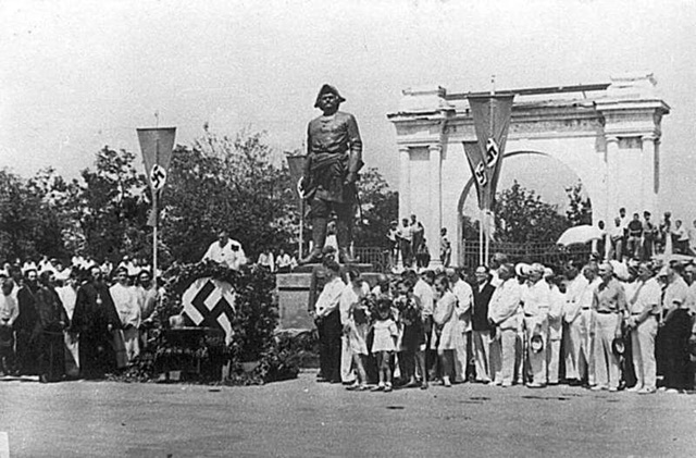 Очередное открытие памятника Петра в Тагароге в 1943 году