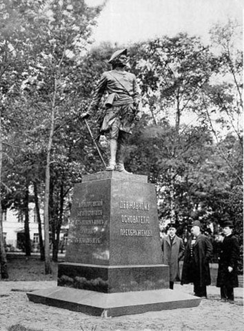 Памятник Петру I на Кирочной улице.