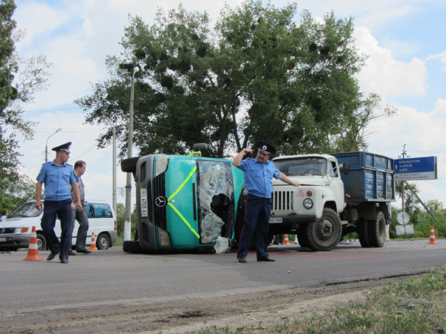 ДТП в Полтаве: «свадебный» микроавтобус перевернулся на повороте