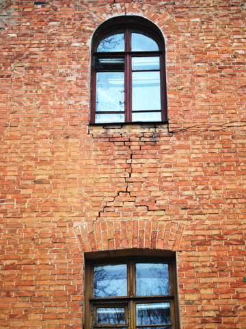 Тріщини між вікнами різних поверхів вул. Фрунзе 31
