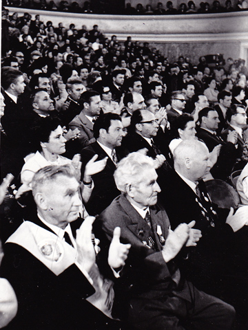 Бурные аплодисменты, переходящие в овации, сидя. Торжественное собрание 12 июля 1974 года. Фотограф Куликов