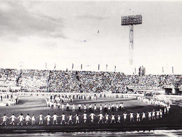 Выступления самодеятельных танцевальных коллективов во время праздничного представления на стадионе «Колос». 13 июля 1974 года. Фотограф Куликов