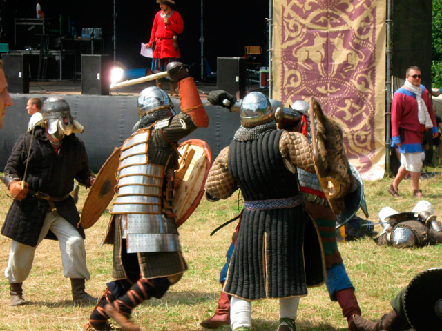 Дух війни на середньовічному фестивалі Тустань
