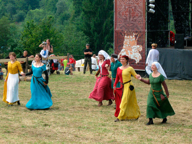 Історичні танці на Тустані.jpg