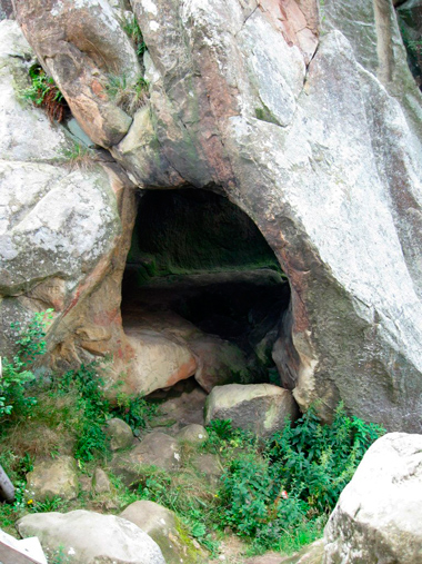 Печери, в котрих жили середньовічні вояки-оборонці Тустані