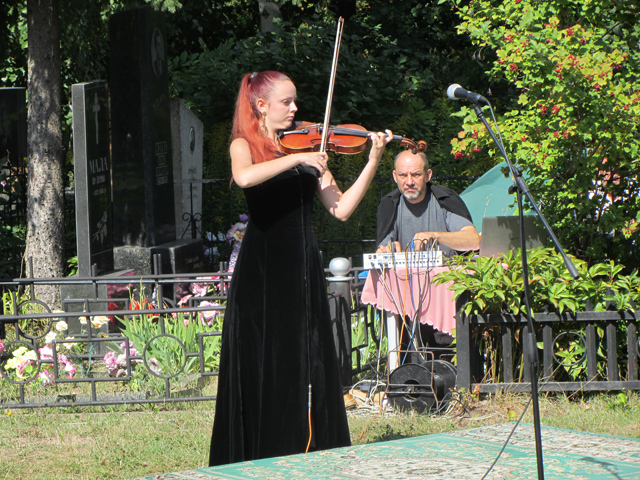 Скрипалька, якій, як і решті талановитих дітей, допоміг ГО «Фонд захисту і підтримки талановитих дітей»