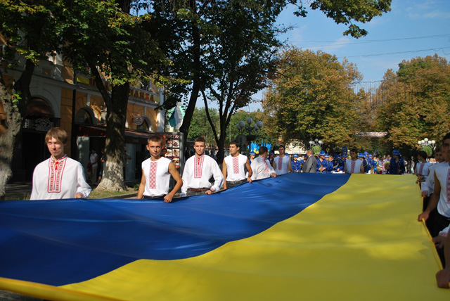 Центральною вулицею Полтави пронесли прапор України