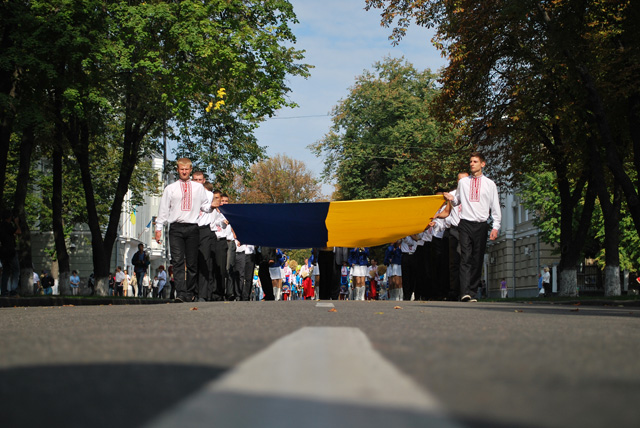 Центральною вулицею Полтави пронесли прапор України