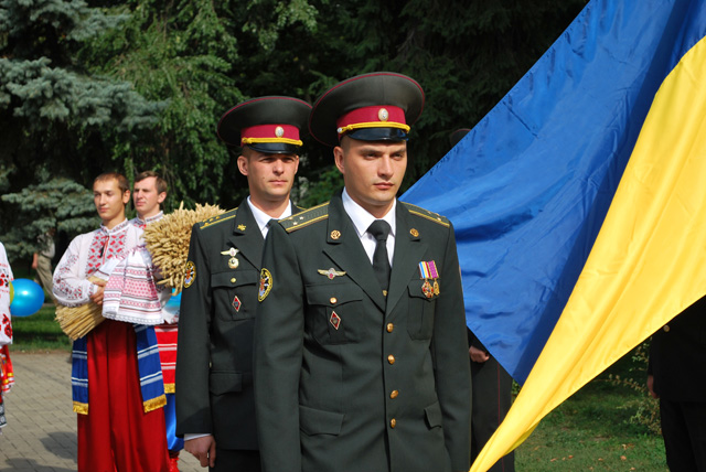 Військові тримають Український стяг
