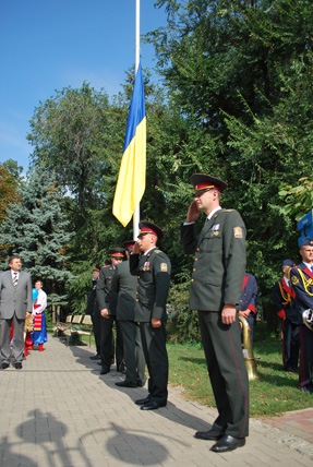 Військові підіймають прапор України