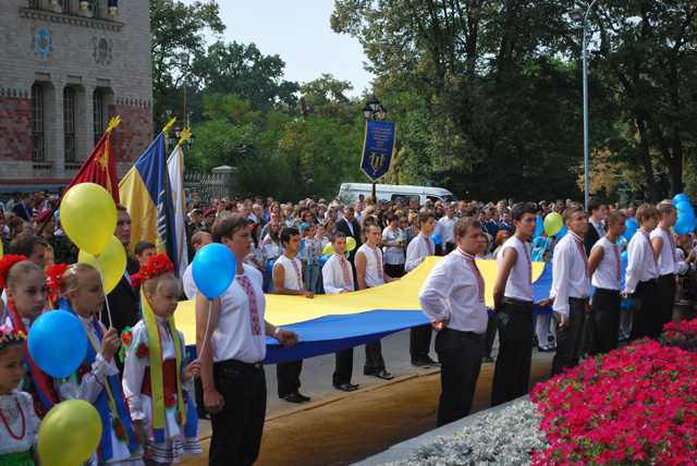 Учасники святкового дійства з нагоди Дня Прапора України