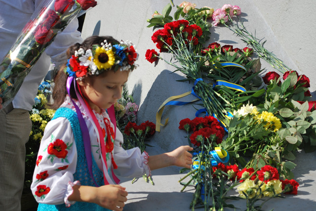 Полтавські діти приєдналися до урочистого покладання квітів