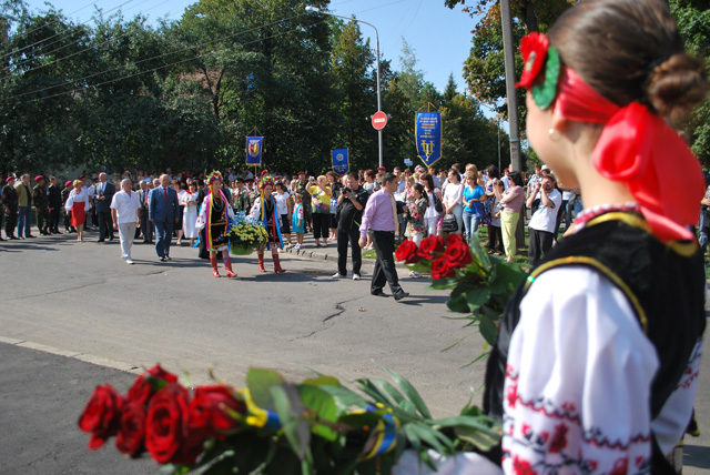 Святкова колона іде до пам'ятника "Загиблим козакам"