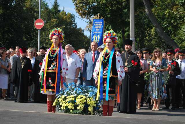 Святкова колона іде до пам'ятника "Загиблим козакам"