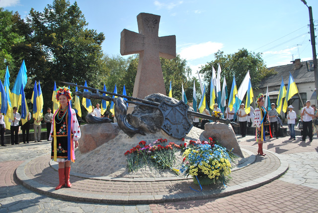 Царемонія покладання квітів до пам'ятника "Загиблим козакам"