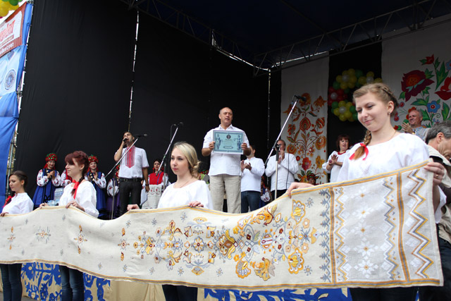 Національний рекорд України – найдовший рушник, вишитий вручну