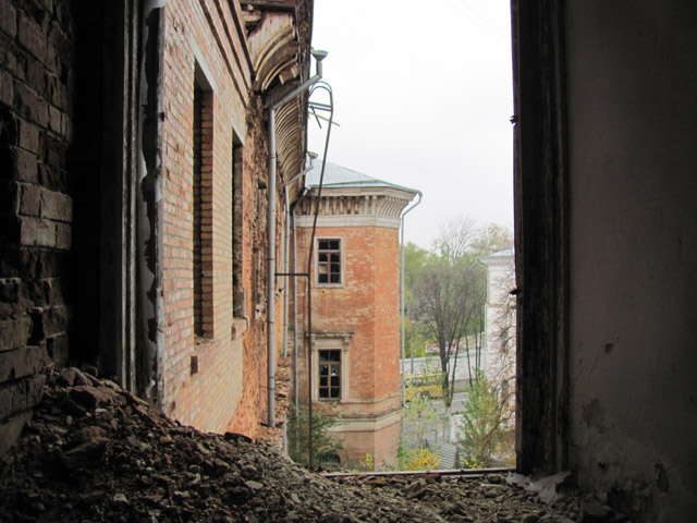 Вид с треьего этажа на восстановленную стену