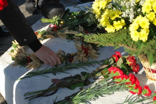 Покладання квітів до пам’ятника Скорботи в Лубнах