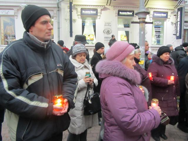 Полтавці різного віку зібралися сьогодні вшанувати пам’ять жертв голодоморів в Україні