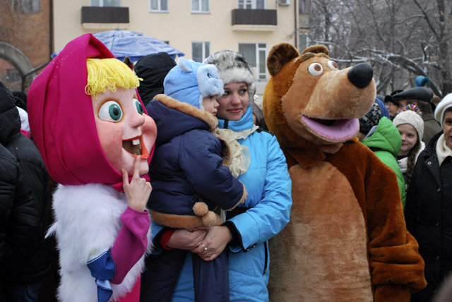 Маша та Ведмідь розважають малечу на «Новорічних вечорницях»