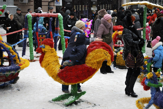Полтавська малеча святкує Старий Новий рік на головній площі міста