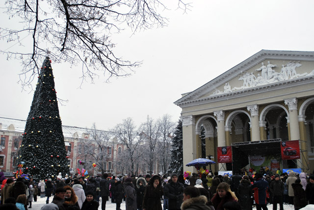 Полтавці святкують Старий Новий рік на головній площі міста