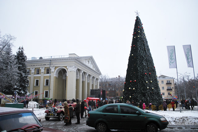 Полтавці святкують Старий Новий рік на головній площі міста