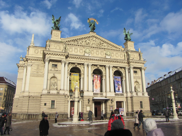 Оперный театр. Такие же стоят в Вене и Одессе.