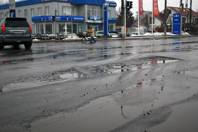 Жвавий рух транспорту, в тому числі вантажного, на перехресті вулиць В.Тирнівської та Ковпака став результатом виникнення на асфальті вибоїн та хвиль
