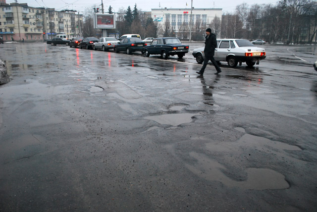 Ями, що утворилися на пішохідному переході вулиці Зіньківської, на даний момент ще не значні, але вже докучають не тільки водіям, але і пішоходам